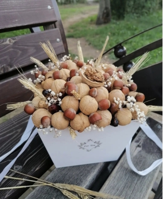 Лукошко с орехами
